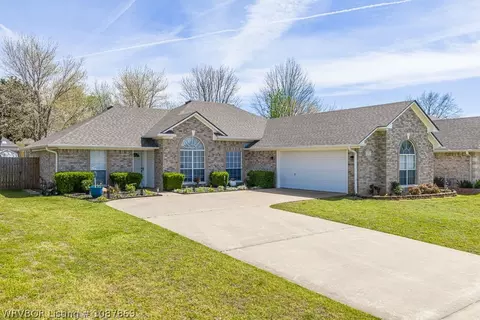 Exterior - 7215 Red Pine Dr, Fort Smith, AR 72916 photo 3 of 8