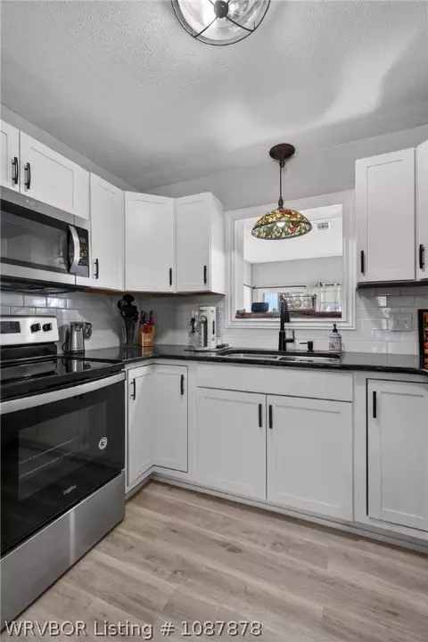 Kitchen - 4505 Park Rd, Lavaca, AR 72941 photo 2 of 3