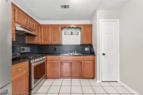 Kitchen - 3114 Oak Grove St, Fort Smith, AR 72904 photo 1 of 2