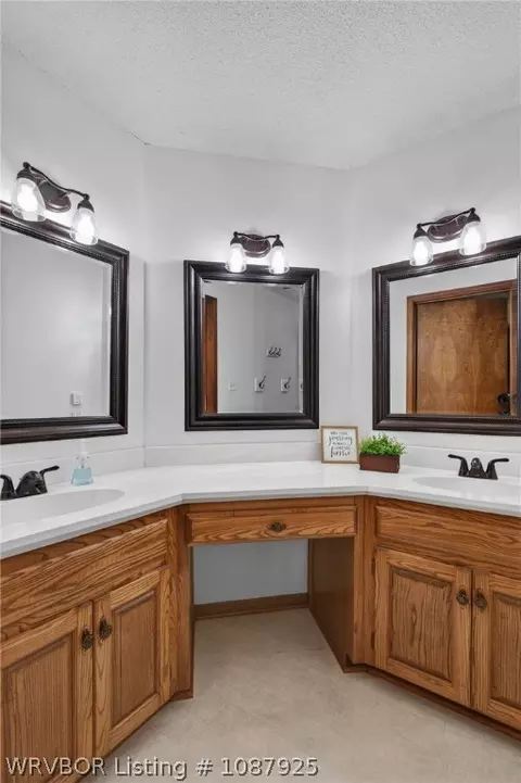 Bath - 633 Meadowbrook Dr, Alma, AR 72921 photo 1 of 4