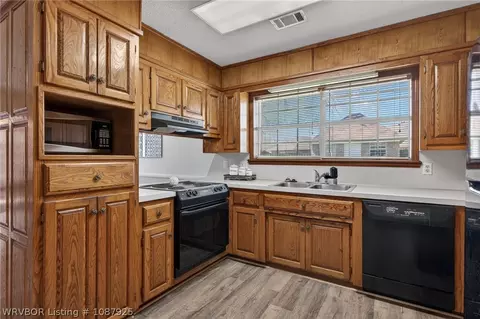 Kitchen - 633 Meadowbrook Dr, Alma, AR 72921 photo 1 of 3