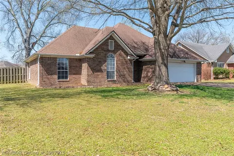 Exterior - 633 Meadowbrook Dr, Alma, AR 72921 photo 4 of 7