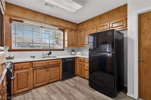 Kitchen - 633 Meadowbrook Dr, Alma, AR 72921 photo 2 of 3