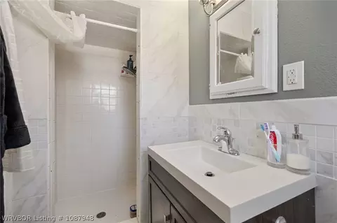 Bath - 8005 Holly Ave, Fort Smith, AR 72908 photo 2 of 3