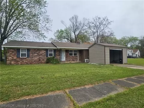 611 Academy St, Paris, AR 72855