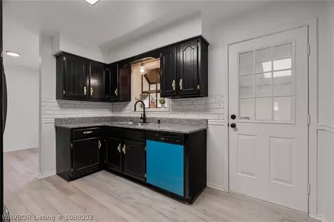 Kitchen - 9506 Berry Ln, Hackett, AR 72937 photo 4 of 4