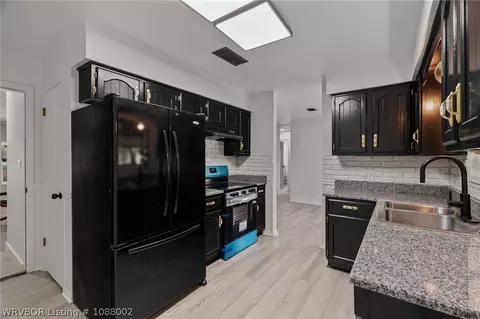 Kitchen - 9506 Berry Ln, Hackett, AR 72937 photo 3 of 4