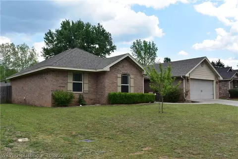 412 S 14th St, Lavaca, AR 72941