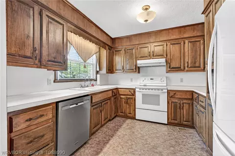 Kitchen - 4821 31st St, Fort Smith, AR 72901 photo 2 of 2