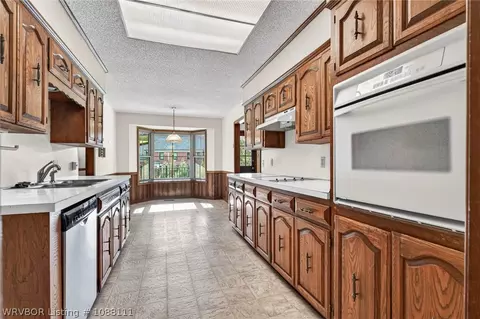 Kitchen - 3406 Old Oaks Ln, Fort Smith, AR 72903 photo 4 of 5
