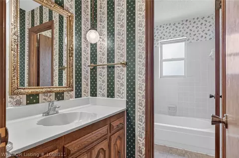 Bath - 3406 Old Oaks Ln, Fort Smith, AR 72903 photo 3 of 4