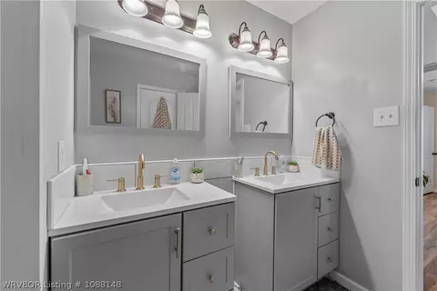 Bath - 9712 E Pointe Dr, Fort Smith, AR 72903 photo 2 of 5