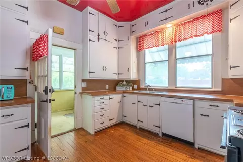 Kitchen - 2001 Hendricks Blvd, Fort Smith, AR 72903 photo 3 of 5