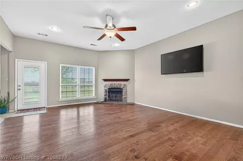 Living - 2614 N 253 Hwy, Lavaca, AR 72941 photo 2 of 4