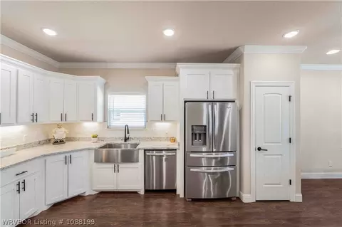 Kitchen - 1825 Ebbing Loop, Barling, AR 72923 photo 2 of 4
