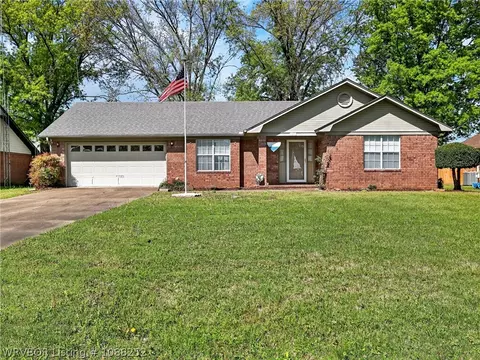 621 Meadowbrook Dr, Alma, AR 72921