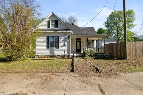 Exterior - 304 Choctaw St, Hackett, AR 72937 photo 1 of 14