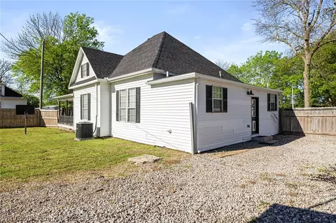 Exterior - 304 Choctaw St, Hackett, AR 72937 photo 11 of 14