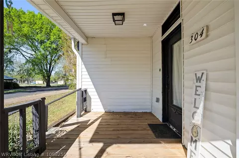 Exterior - 304 Choctaw St, Hackett, AR 72937 photo 8 of 14