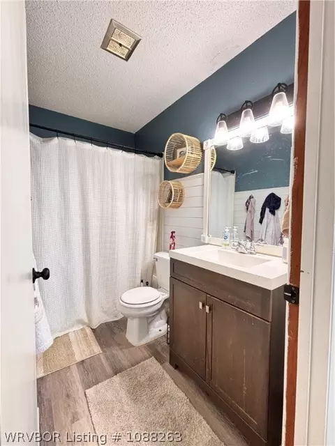Bath - 8811 Sebastian Ct, Hackett, AR 72937 photo 2 of 6