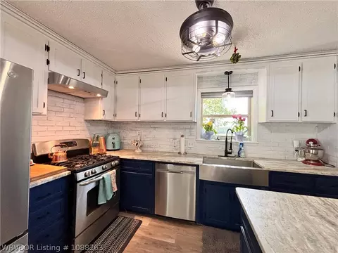 Kitchen - 8811 Sebastian Ct, Hackett, AR 72937 photo 6 of 10