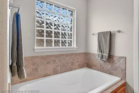 Bath - 8009 Bridgewood Ln, Fort Smith, AR 72916 photo 3 of 5