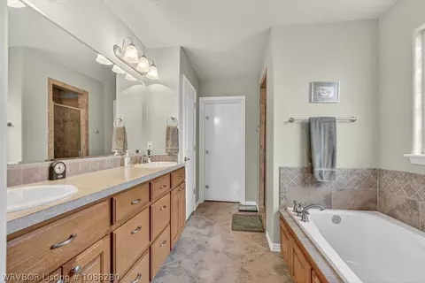 Bath - 8009 Bridgewood Ln, Fort Smith, AR 72916 photo 1 of 5