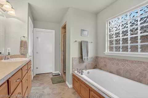Bath - 8009 Bridgewood Ln, Fort Smith, AR 72916 photo 2 of 5