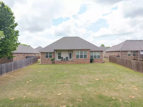 Exterior - 8009 Bridgewood Ln, Fort Smith, AR 72916 photo 9 of 12