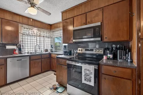 Kitchen - 9100 Gary St, Fort Smith, AR 72903 photo 2 of 3