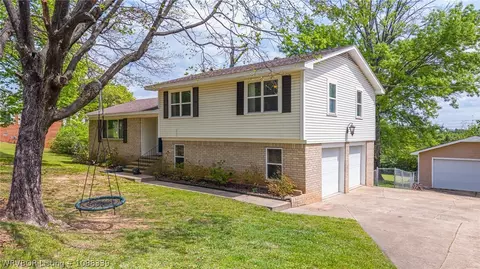 812 N 8th St, Van Buren, AR 72956