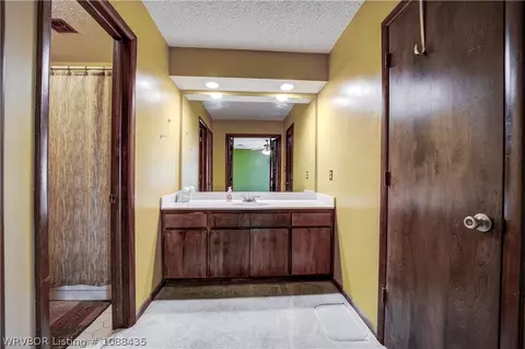 Bath - 9900 Kingsley Pl, Fort Smith, AR 72908 photo 1 of 5