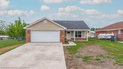 822 S 38th St, Van Buren, AR 72956
