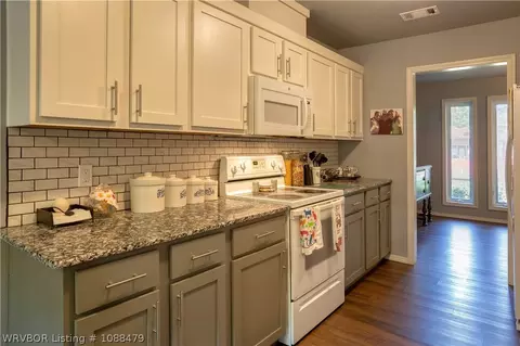 Kitchen - 3008 Briar Cv, Fort Smith, AR 72903 photo 4 of 4