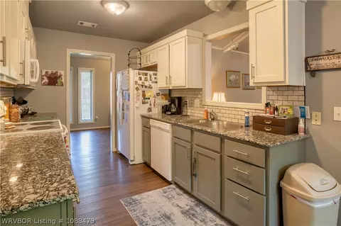 Kitchen - 3008 Briar Cv, Fort Smith, AR 72903 photo 3 of 4