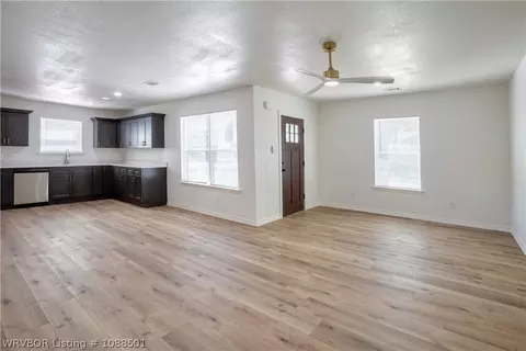 Living - 1220 N 37 St, Fort Smith, AR 72904 photo 2 of 4