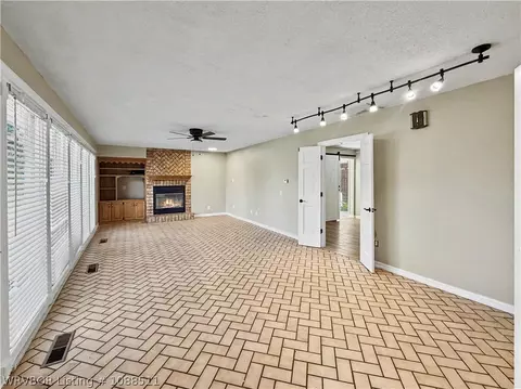 Living - 5820 Chippewa, Fort Smith, AR 72904 photo 4 of 6