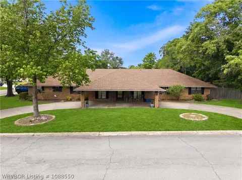 1613 S Colonial Cir, Sallisaw, OK 74955