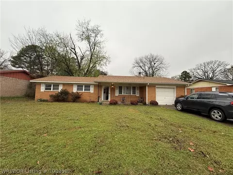 8306 Hermitage Dr, Fort Smith, AR 72908