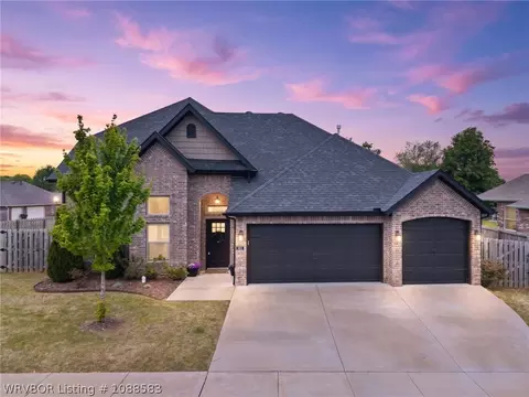 581 N Sabine Pass Rd, Fayetteville, AR 72704