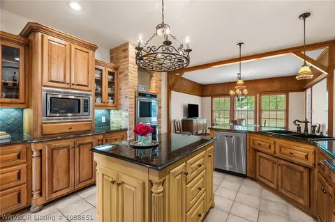 Kitchen - 6800 Hunter Crossing Dr, Fort Smith, AR 72916 photo 2 of 7
