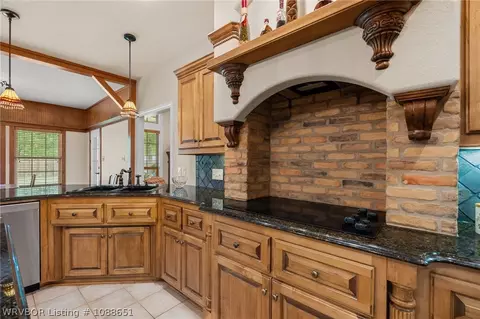 Kitchen - 6800 Hunter Crossing Dr, Fort Smith, AR 72916 photo 6 of 7
