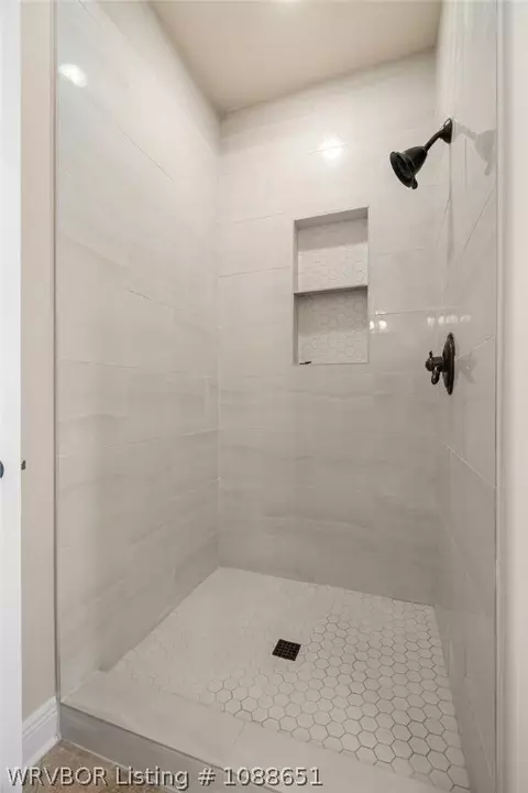 Bath - 6800 Hunter Crossing Dr, Fort Smith, AR 72916 photo 3 of 9