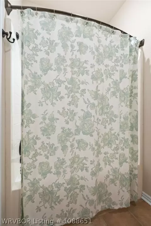 Bath - 6800 Hunter Crossing Dr, Fort Smith, AR 72916 photo 6 of 9