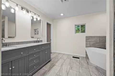 Bath - 9609 Jenny Lind Rd, Fort Smith, AR 72908 photo 4 of 6