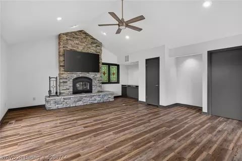 Living - 2709 Heather Oaks Way, Fort Smith, AR 72908 photo 4 of 4