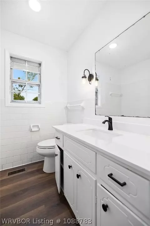 Bath - 1317 Clover Ln, Fort Smith, AR 72908 photo 4 of 6