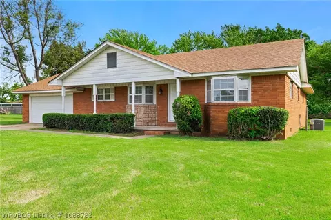 Exterior - 1317 Clover Ln, Fort Smith, AR 72908 photo 5 of 9