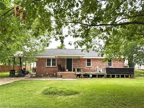 303 Central St, Wister, OK 74966