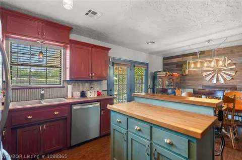 Kitchen - 2704 E Phillips Ave, Sallisaw, OK 74955 photo 2 of 3